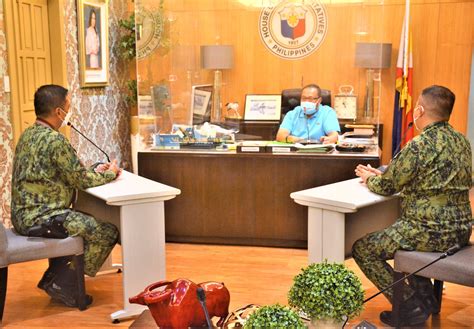 Tinesting agad ang bagong sofa kung talagang matibay ba.